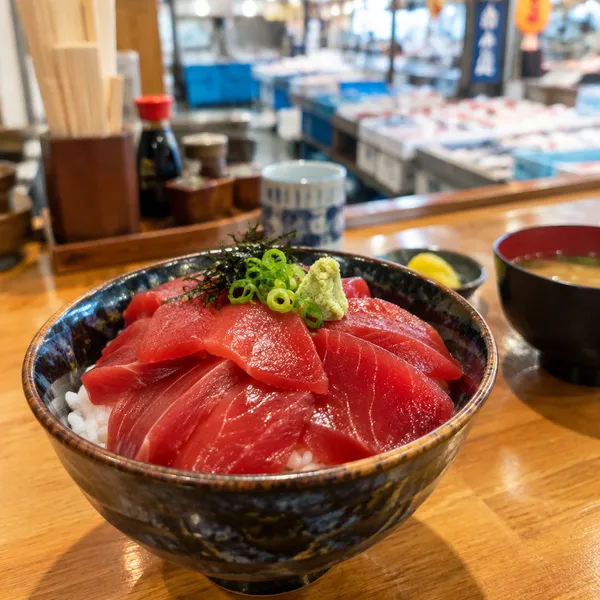 市場の近くの食堂のまぐろ丼