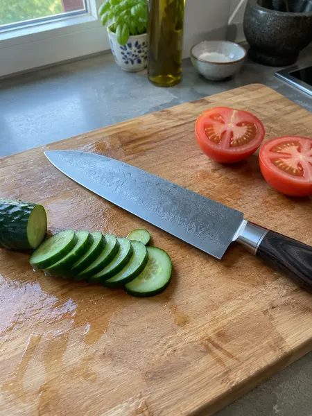 見本の素材写真：まな板の上の包丁と野菜