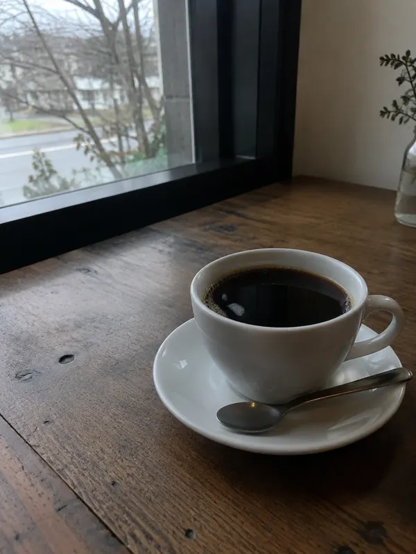 見本の素材写真：窓ぎわのコーヒー