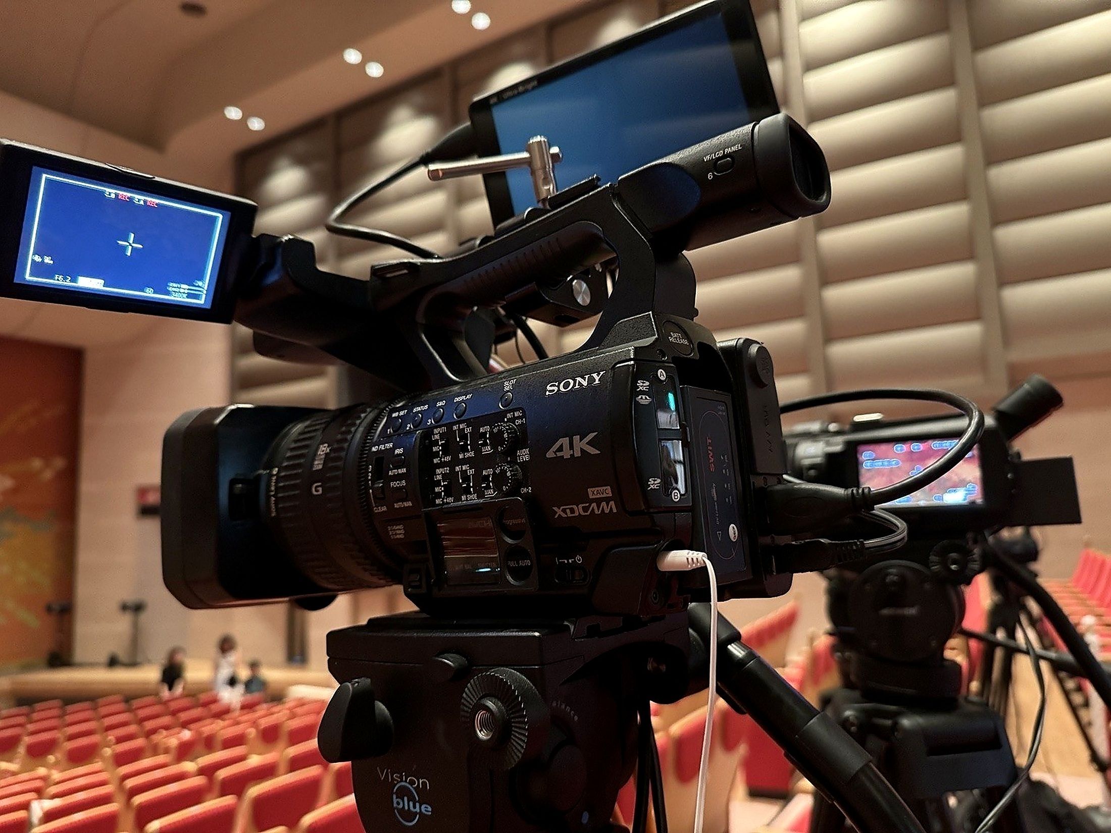 大阪のダンス発表会を複数カメラで撮影するための客席後方カメラ設置風景