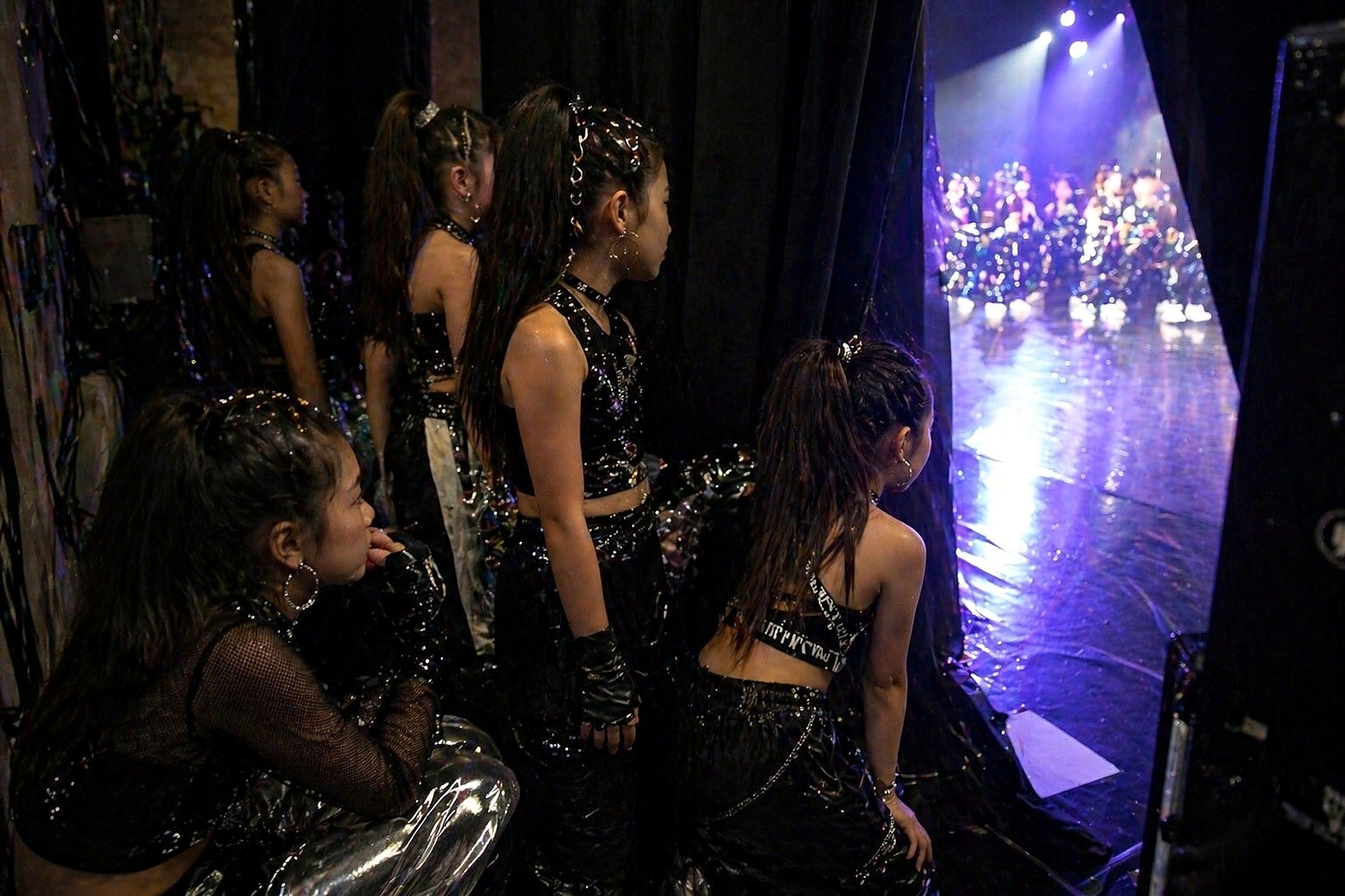 ダンス発表会の本番前の空気感を伝えるキッズダンサーのイメージ