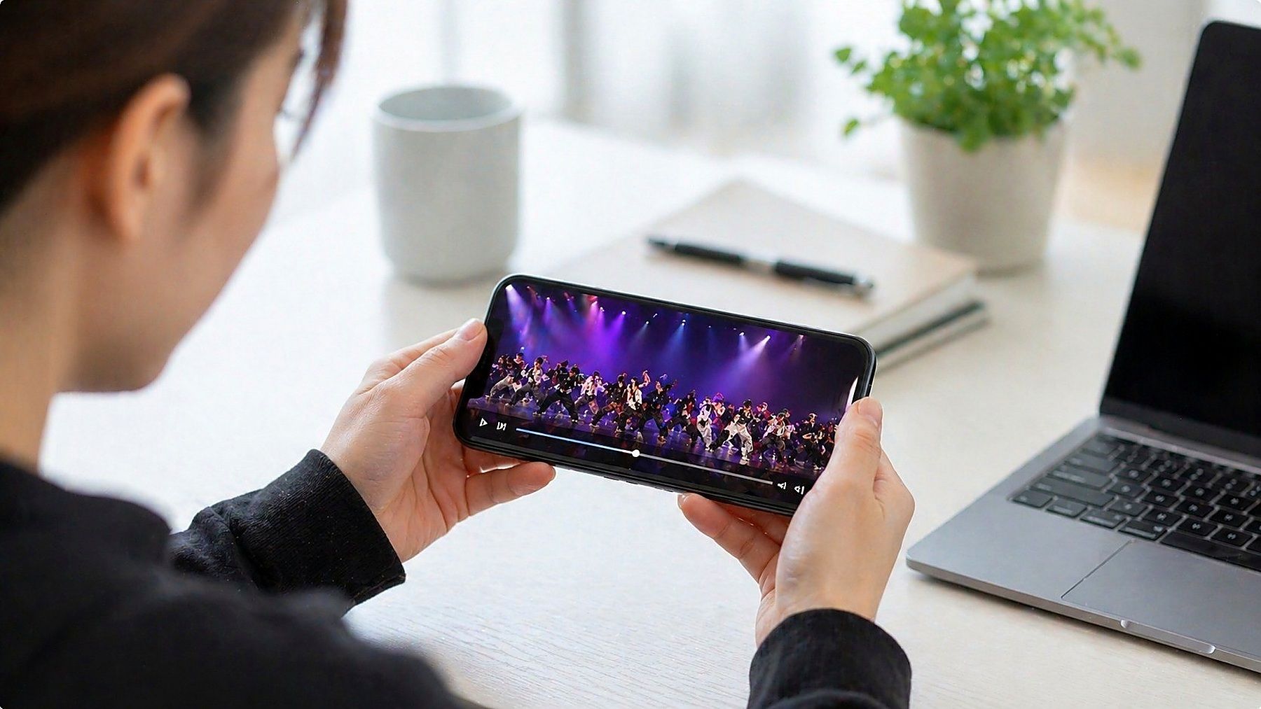 ダンス発表会の納品前映像をスマホで確認している様子