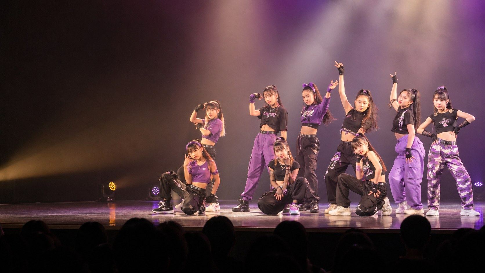 東京のダンス発表会で女子ダンサーがステージに立つヒーローイメージ