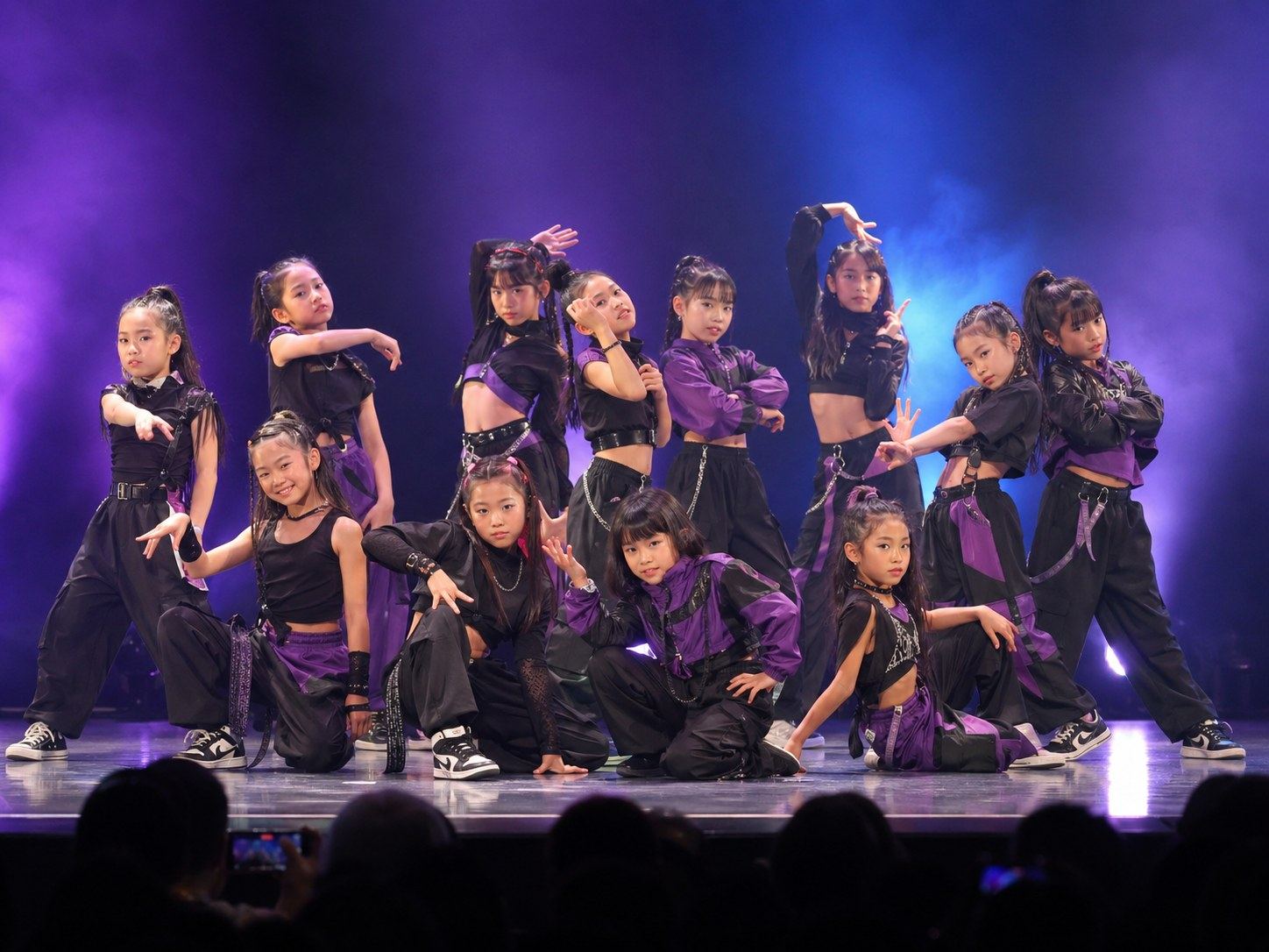 東京のダンス発表会で子どもダンサーのフォーメーションを撮影するイメージ