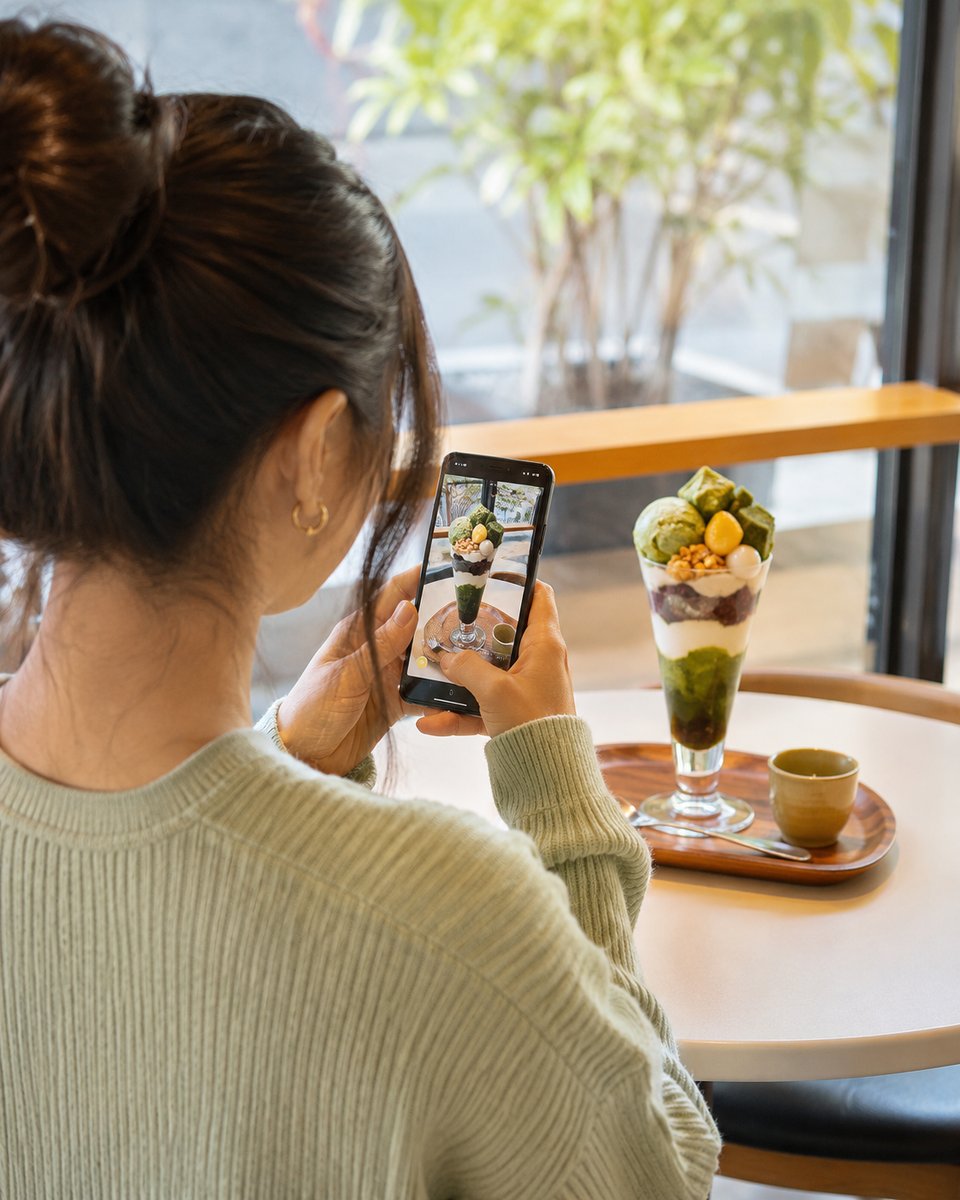 抹茶パフェをスマホで撮影する外国人女性|SNS用ショート動画制作イメージ