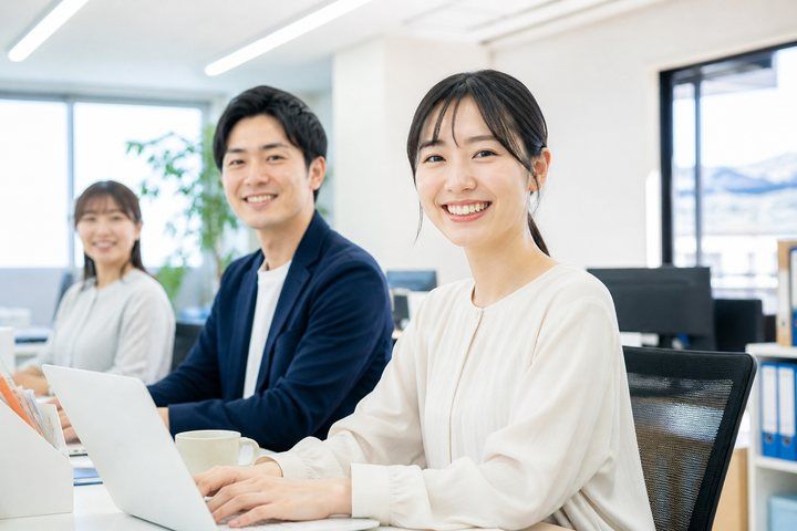 オフィス・事務職採用動画のイメージ。明るいオフィスで働く社員